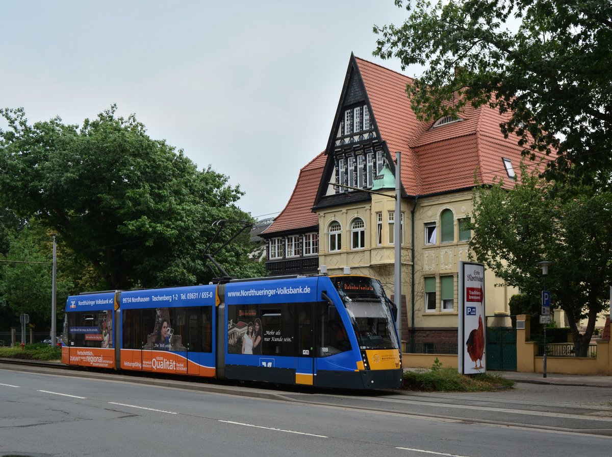 Tw 109 ist einer von 2 Combino Classic in Nordhausen. Hier passiert er die Traditions Brennerei Echter Nordhäuser Likör.

Nordhausen 29.07.2019