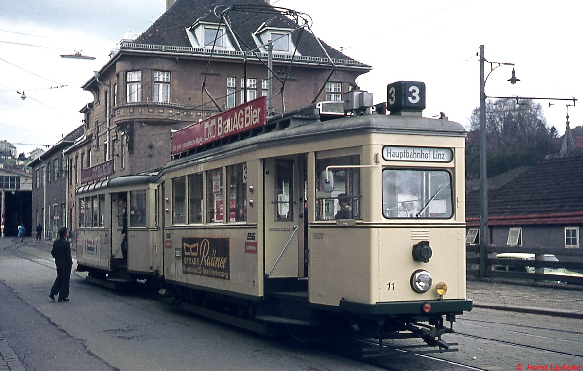 Tw 11 der Linzer Straßenbahn Anfang April 1975 in der Endhaltestelle Linz Urfahr.