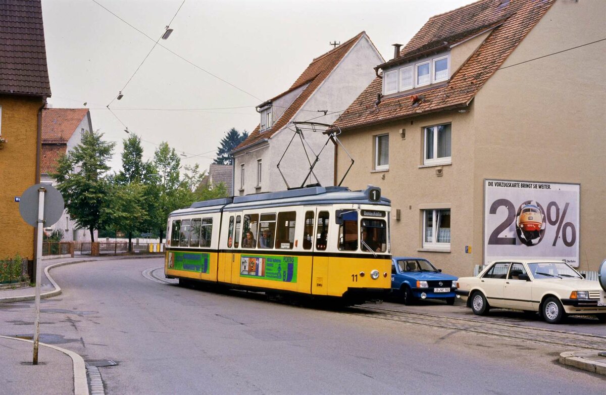 TW 11 der Ulmer Straßenbahn, ein Wagen der Baureihe GT 4, in der Wendeschleife von Söflingen. Das Foto entstand am 29.09.1984.