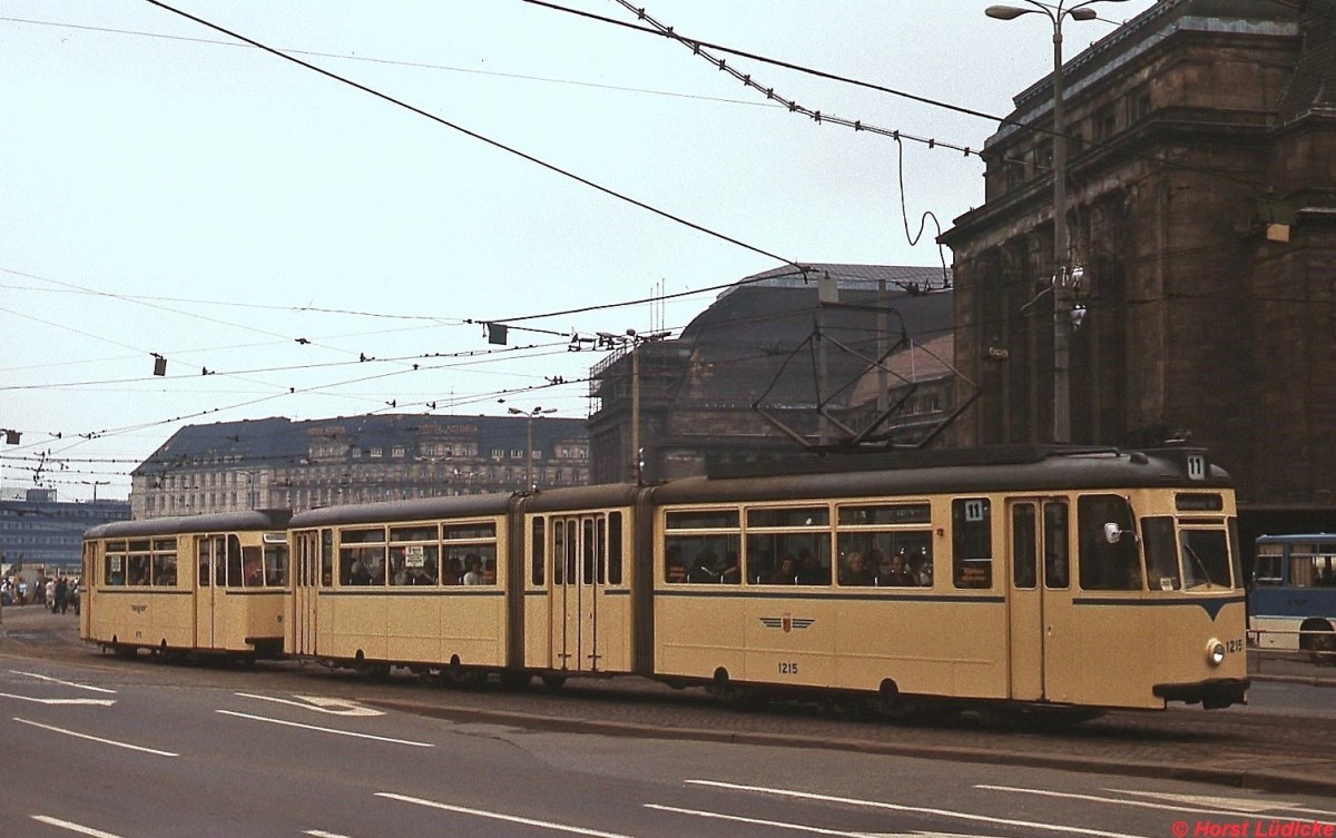 Tw 1215 der Leipziger Straenbahn am Hauptbahnhof (Oktober 1978)
