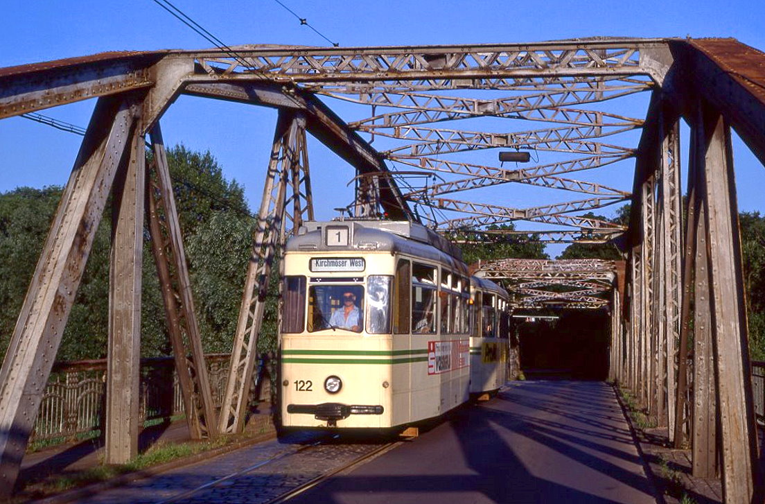 Tw 122 + Bw 276, 11.07.1994, Plaue. Der Streckenabschnitt Anton-Saefkow-Allee - Plaue - Kirchmser-West wurde im September 2002 eingestellt.