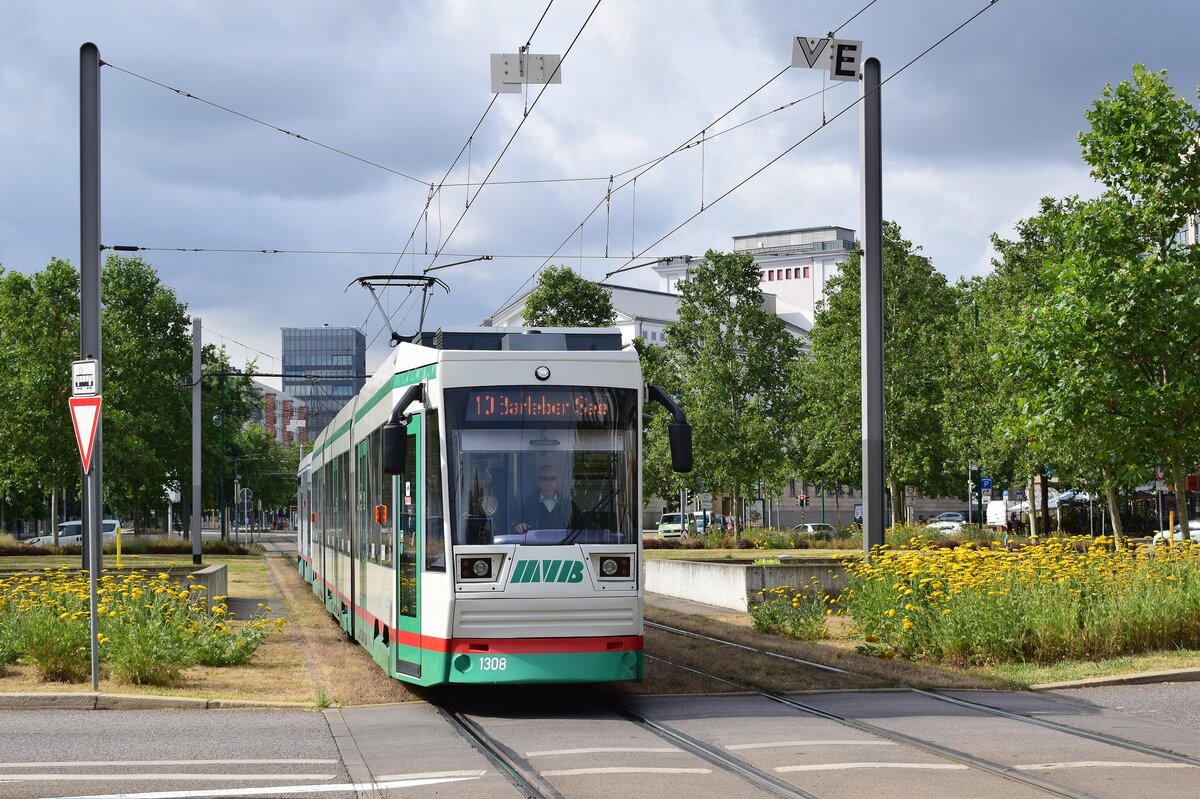 Tw 1308 überquert hier soeben den Universitätsplatz in Magdeburg.

Magdeburg 03.08.2021