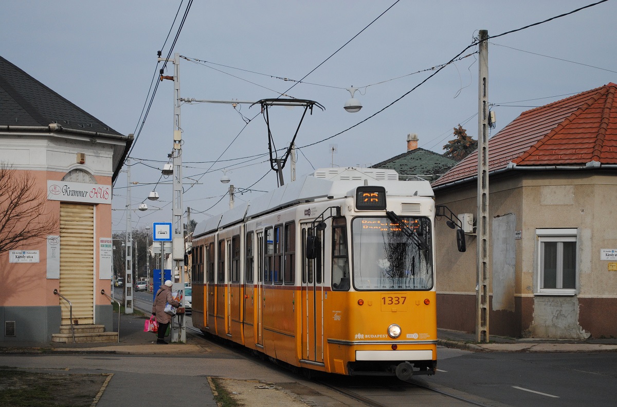 Tw. 1357 der Linie 2B verläßt in der Vörösmarty ut die Haltestelle Karoly utca. (30.01.2023)