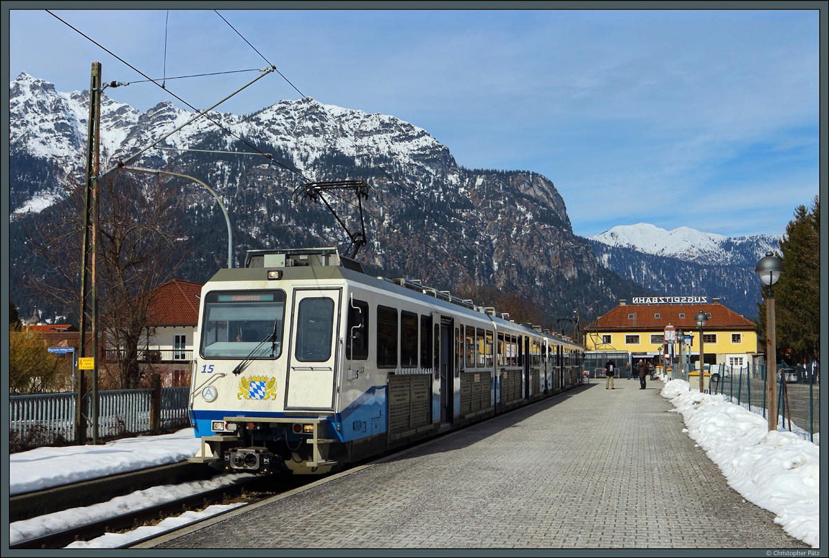 Tw 14 und 15 der Bayerischen Zugspitzbahn warten am 03.03.2018 bei schönstem Winterwetter in Garmisch-Partenkirchen auf die Abfahrt zu Deutschlands höchstem Gipfel.