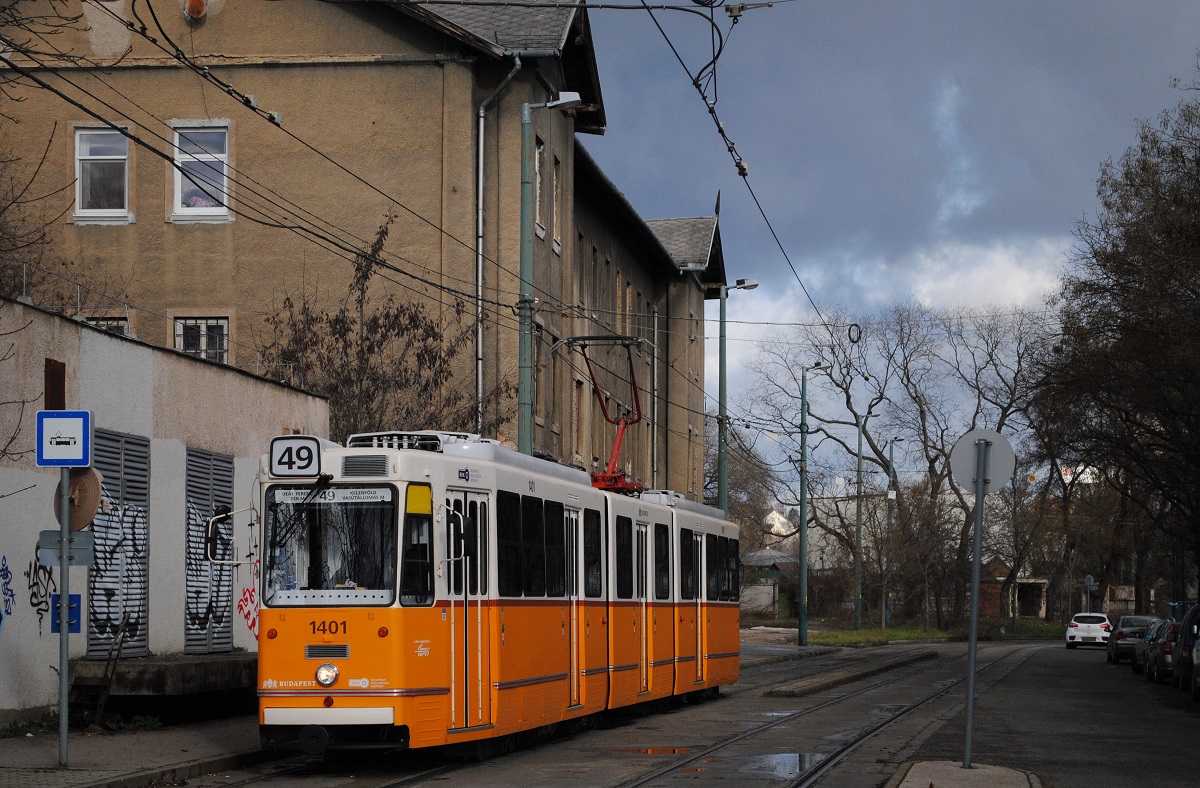 Tw. 1401 der Linie 49 in der Vasut utca kurz vor der Endstelle Kelenföld pu. (31.01.2023)