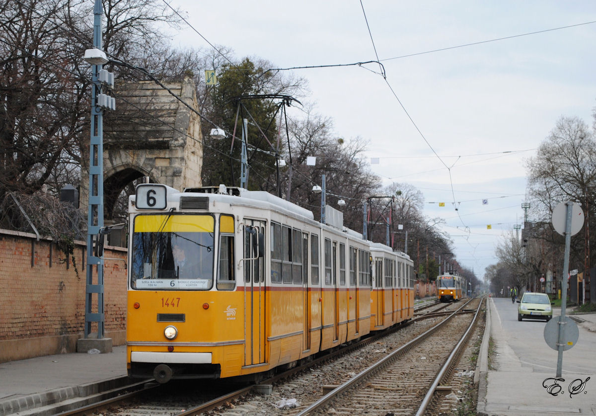 Tw. 1447 + 1454 als Verstärkerzug der Linie 6 auf der Zulaufstrecke in der Salgotarjani ut.(05.03.2014)