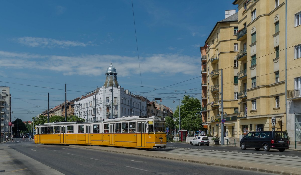 Tw 1455 fährt von der Haltestelle  Móricz Zsigmond körtér  kommend Richtung Kettenbrücke

28.Juni.2017
