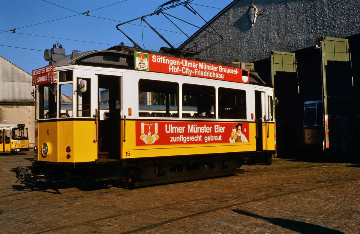 TW 15 der Ulmer Straßenbahn vor dem Depot Weststadt. Der museale Wagen rangierte frühere Stuttgarter Straßenbahnbeiwagen des Typs B2 von der Station Westplatz hierher.
Datum: 29.09.1984
