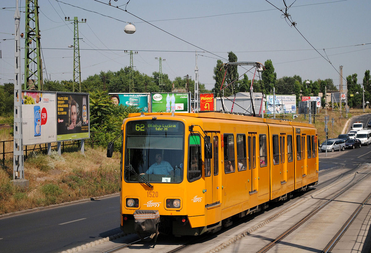 Tw. 1520 erklimmt die Steigung der Jazbereni ut um sogleich die Haltestelle Eles Sarok zu erreichen. (12.07.2016)