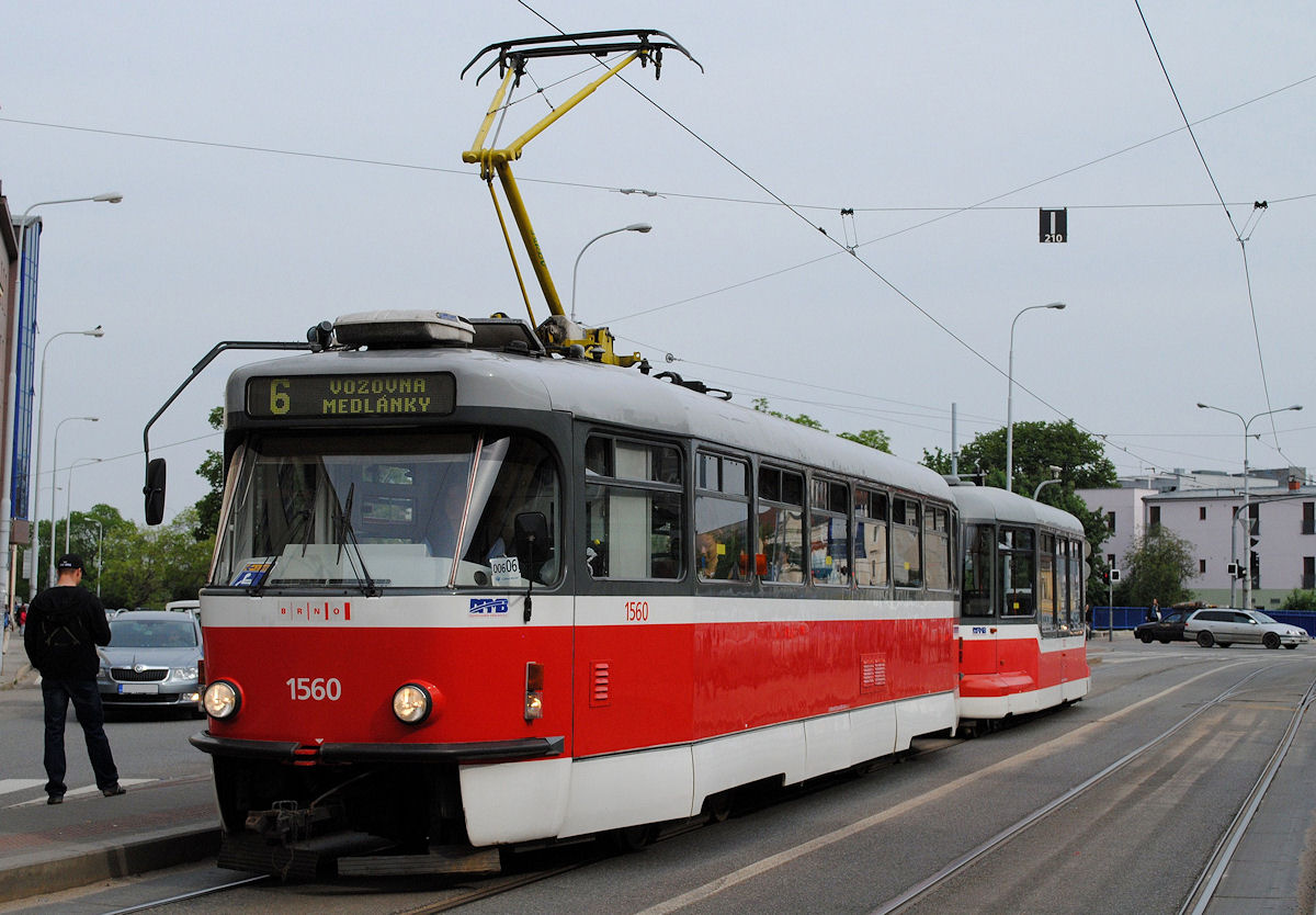 Tw. 1560 + 1303 in der Videnska ulica bei der Haltestelle Porici.(15.05.2015)
