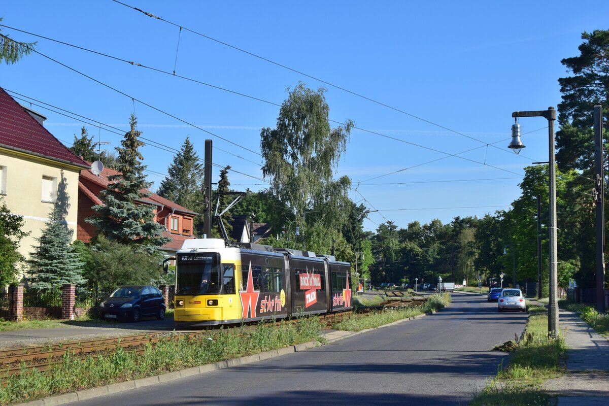 Tw 1569 passiert die Vetschauer Allee in Karolienhof auf den Weg nach Alt-Schmöckwitz.

Berlin 14.07.2020