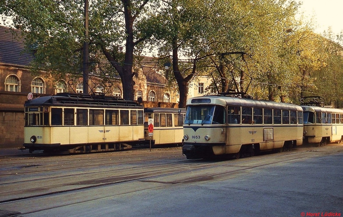 Tw 1653 berholt im Oktober 1978 den Einsatzwagen 1531 in einer Seitenstrae nahe des Leipziger Hauptbahnhofes