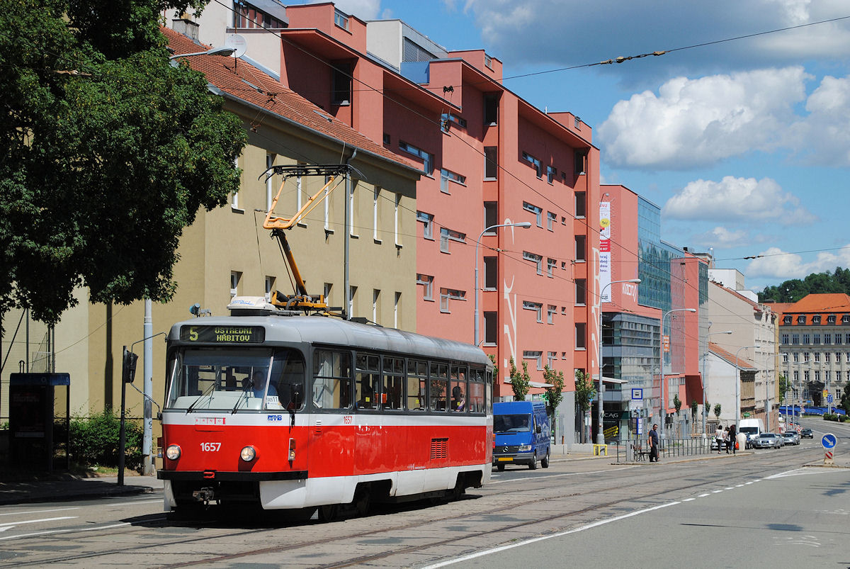 Tw. 1657 im Einsatz auf der Linie 5 in der Videnska auf der Fahrt zum Ustredni Hřbitov. (18.06.2016)