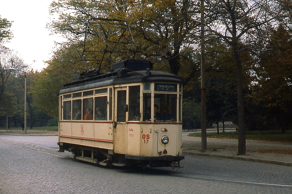 Tw 17 der Naumburger Straßenbahn im Oktober 1980. Das Fahrzeug wurde 1928 von Lindner/SSW für die Straßenbahn Halle (dort 183, später 643 (II)) gebaut und 1978 nach Naumburg abgegeben. Der Triebwagen ist museal erhalten.