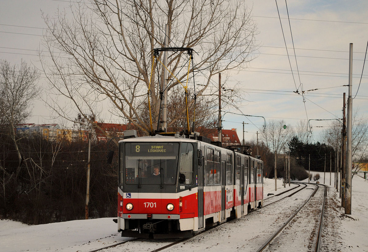 Tw. 1701 bei der Einfahrt in die Haltestelle Novolisenska. (07.01.2017)