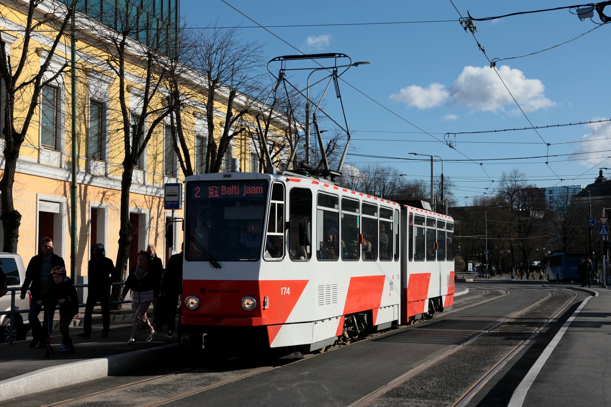 Tw 174 der Tallinn Transport an der Hst. Mare PST der Linie 2 am 08.05.2017. Dieser KT4D, Baujahr 1986 und modernisiert 1992, wurde 2009 von der Straßenbahn Erfurt nach Tallinn verkauft. In Erfurt war er als Tw 514 im Einsatz.