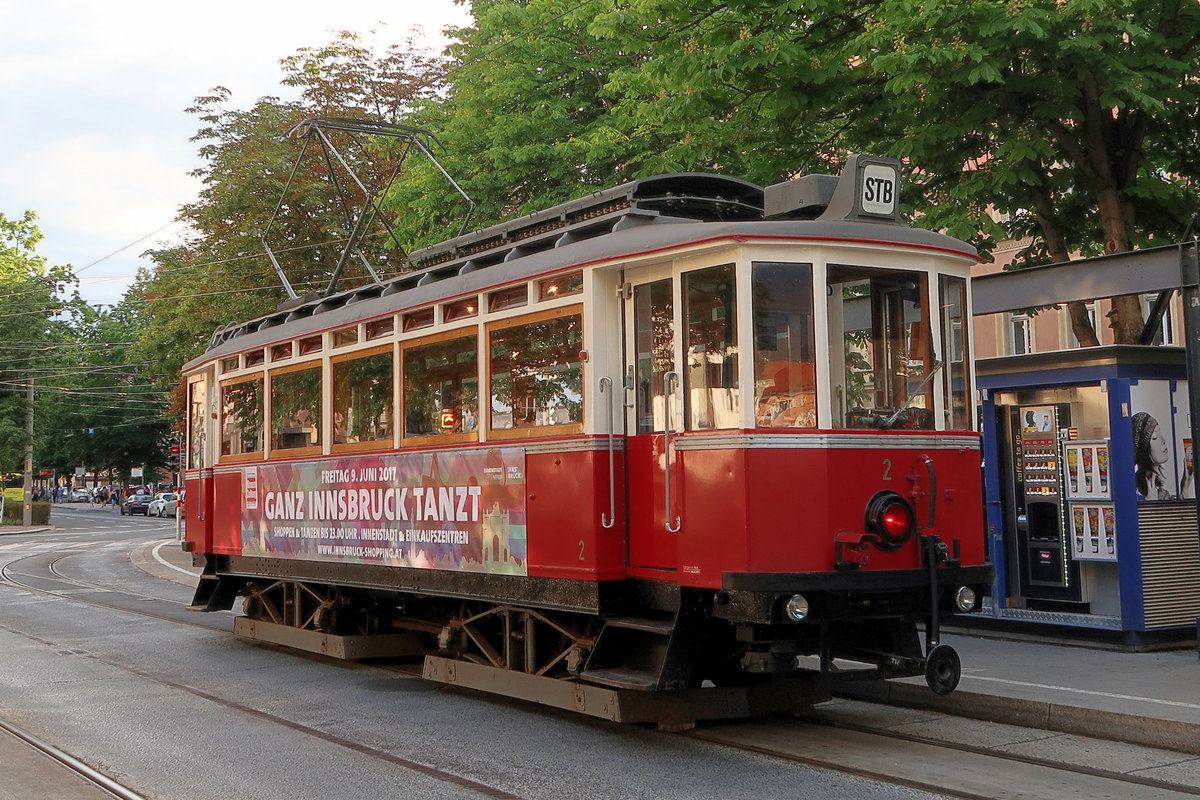 Tw. 2 der Lokalbahn Innsbruck–Hall in Tirol als Sonderfahrt an der Haltestelle Terminal Marktplatz in Innsbruck. Aufgenommen 9.6.2017.