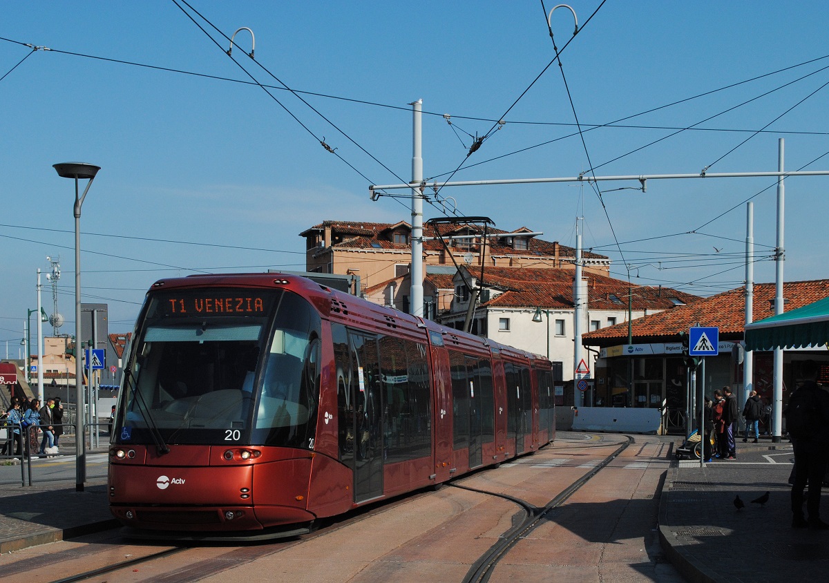 Tw. 20 bei der Einfahrt in die Endstelle Venezia - Piazzale Roma. (25.04.2022)