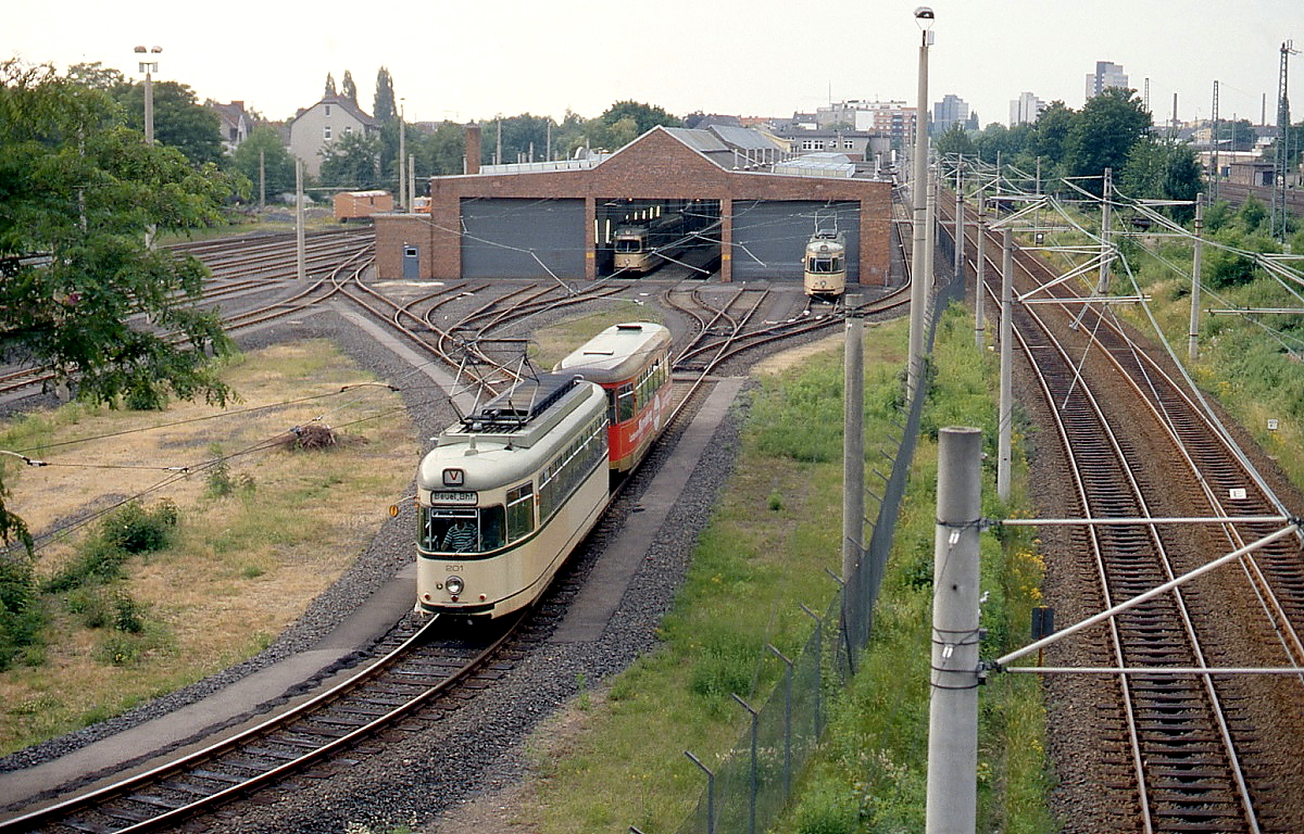 Tw 201 der Bonner Straßenbahn rangiert im Sommer 1992 im Betriebshof Beuel. Im Gegensatz zu späteren Lieferungen besaßen die ersten Vierachser noch keine geteilte Frontscheibe.