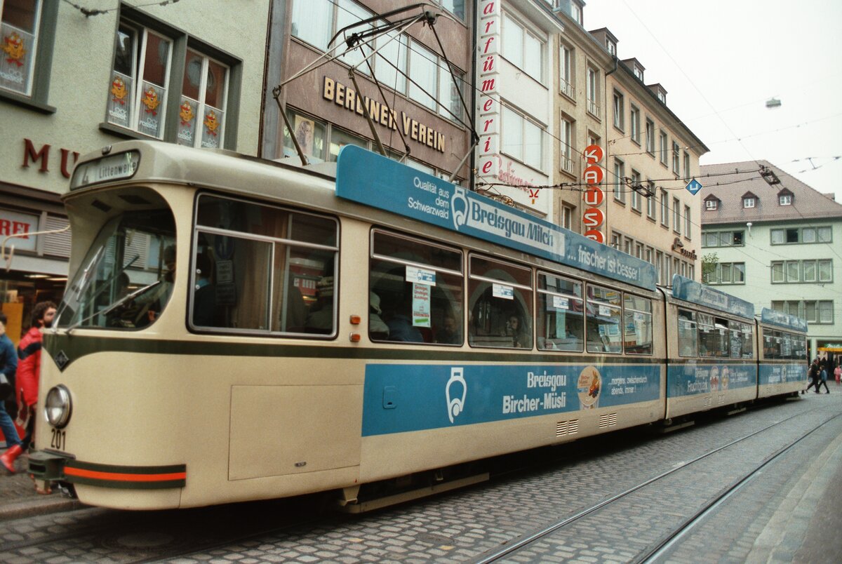 TW 201 der Freiburger Straßenbahn bei der Haltestelle Bertoldsbrunnen in der Salzstraße.  Lt. Wikipedia zählte der TW 201 zum Typ GT8.  
Datum: 29.10.1983