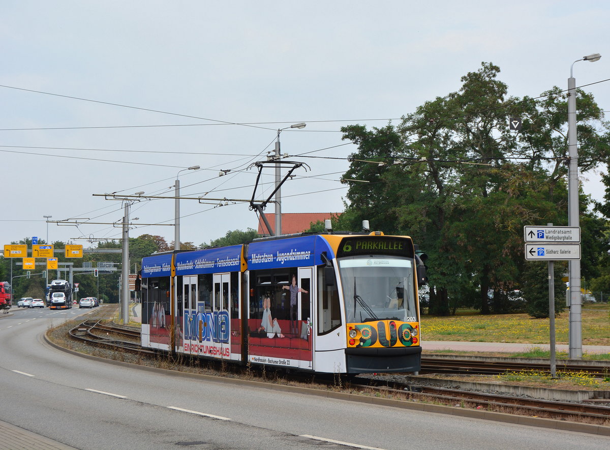Tw 203 passiert die Arnoldstraße in Richtung Parkallee.

Nordhausen 29.07.2019