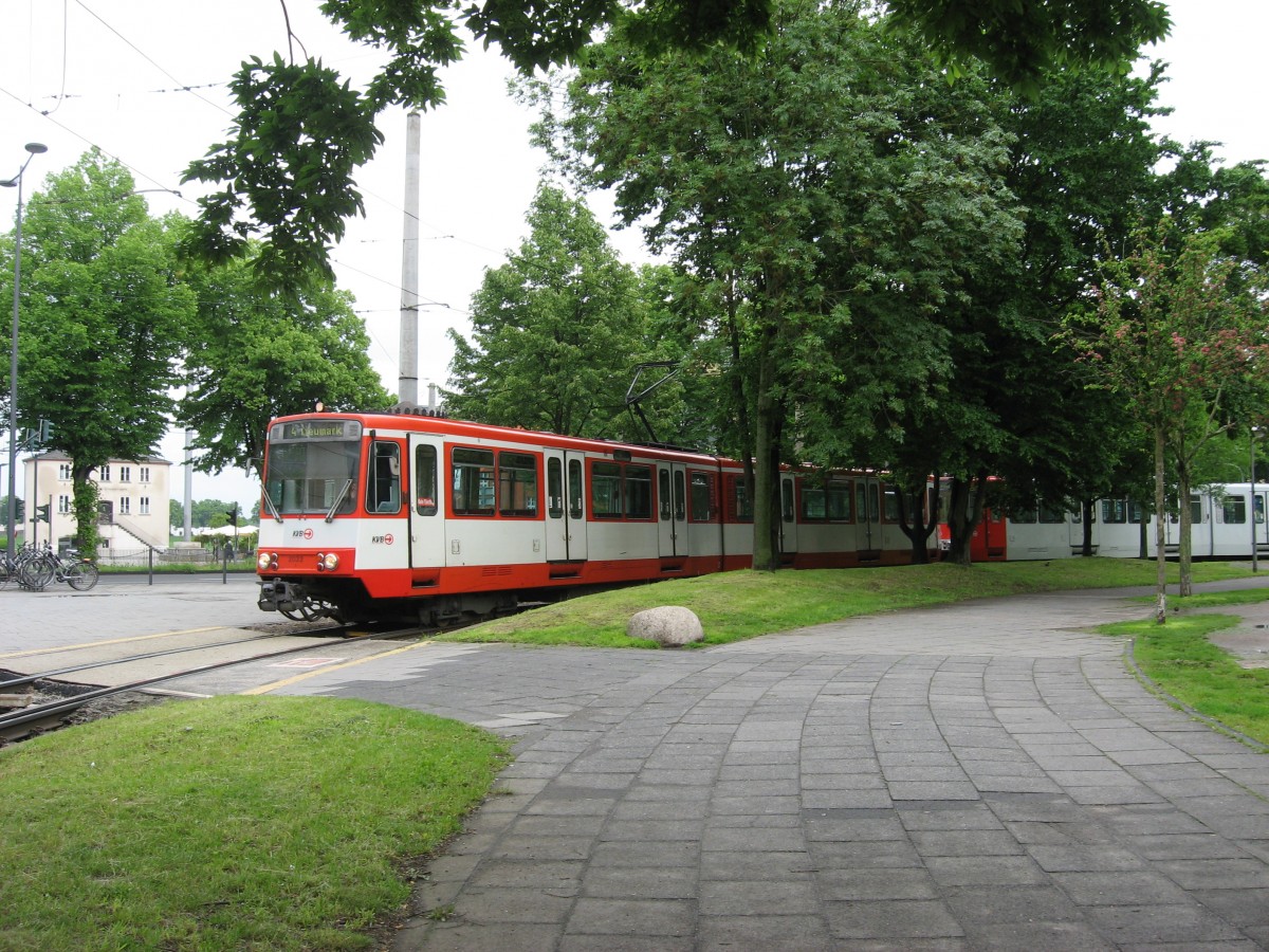 TW 2032 stand am 26.5.13 mit TW 20?? als Linie 4 in der Wendeschleife an der Haltestelle Ubierring. 