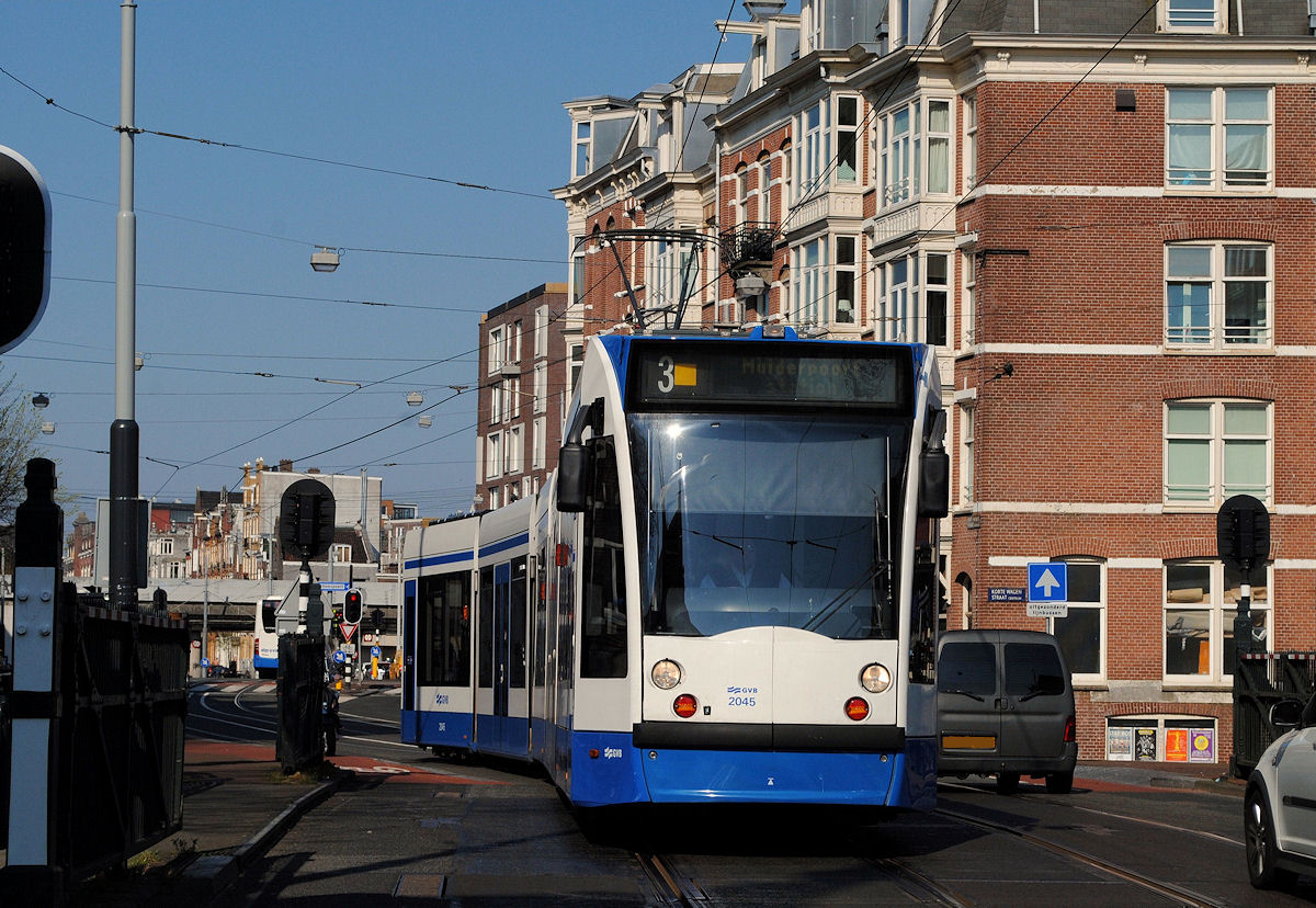 Tw. 2045 überquert in der J. M. Coenenstraat eine hochziehbare Grachtenbrücke. (11.04.2016)