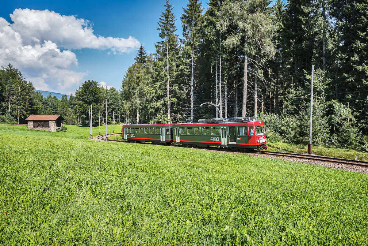 TW 21 fährt als Linie 160 (Collalbo/Klobenstein – Soprabolzano/Oberbozen), nahe dem Bahnhof Stella/Lichtenstern vorüber.
Aufgenommen am 25.8.2017.