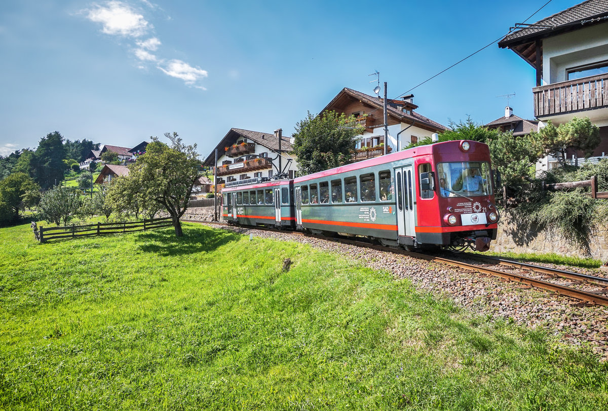 TW 21 fährt als Linie 160 (Soprabolzano/Oberbozen - Collalbo/Klobenstein) zwischen Weidacher und Collalbo/Klobenstein vorüber.
Aufgenommen am 25.8.2017.
