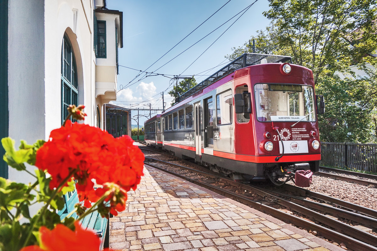TW 21 fährt als Linie 160 (Maria Assunta/Maria Himmelfahrt - Collalbo/Klobenstein), aus dem Bahnhof Soprabolzano/Oberbozen aus.
Aufgenommen am 25.8.2017.