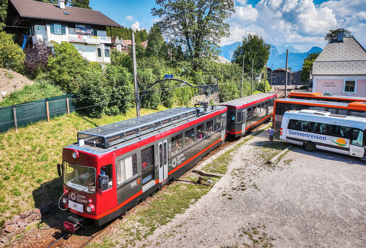 TW 21 fährt als Linie 160 nach Soprabolzano/Oberbozen, aus dem Bahnhof Collalbo/Klobenstein aus.
Aufgenommen am 25.8.2017.