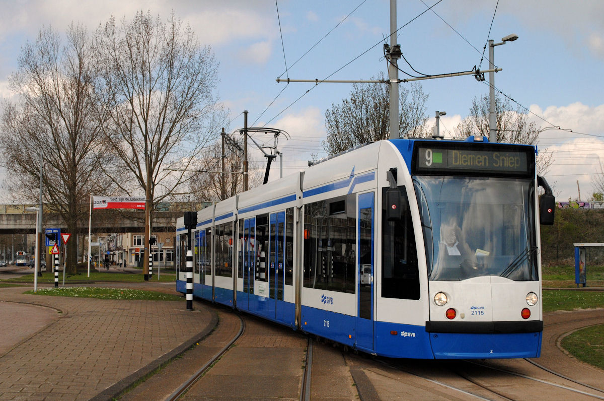 Tw. 2115 bei der Einfahrt in die Endstelle Diemen Sniep. (12.04.2016)