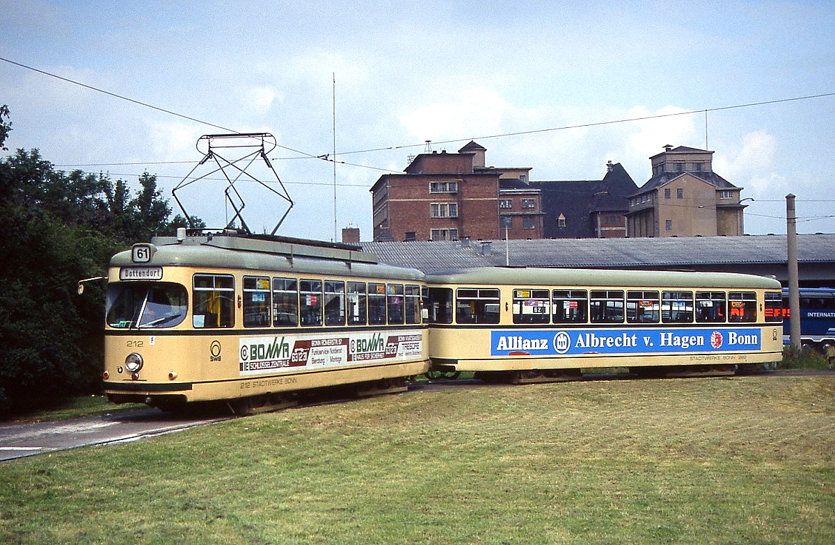 Tw 212 der Stadtwerke Bonn AG im Sommer 1992 in der Endschleife Graurheindorf. Die Schleife wurde 1994 im Zusammenhang mit der Streckenverlängerung nach Auerberg stillgelegt.