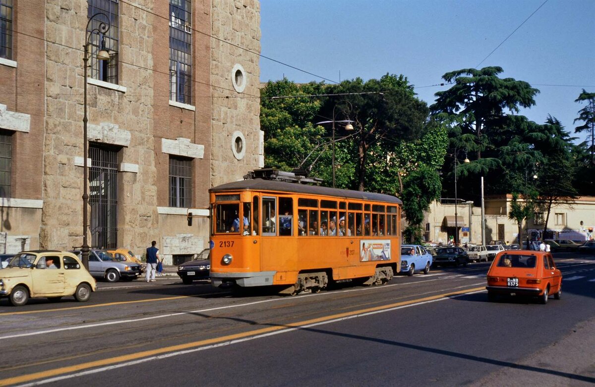 TW 2137 der Straßenbahn Rom, 13.06.1987. 