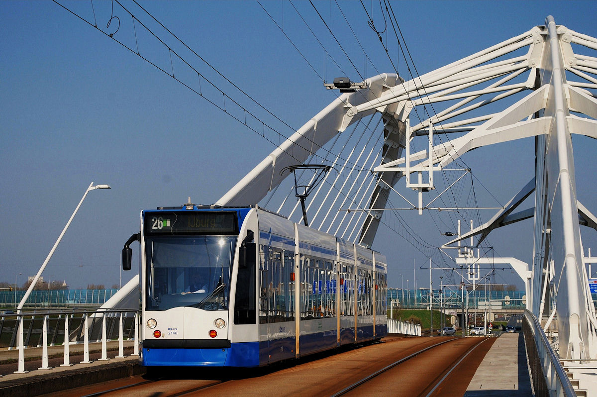 Tw. 2146 überquert die Brücke zwischen den Haltestellen Zuiderzeeweg und Steigereiland. (11.04.2016)