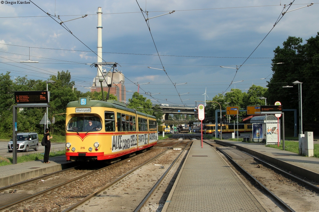 TW 215 an der Haltestelle Ka-Lameyplatz, 25.07.2014.
