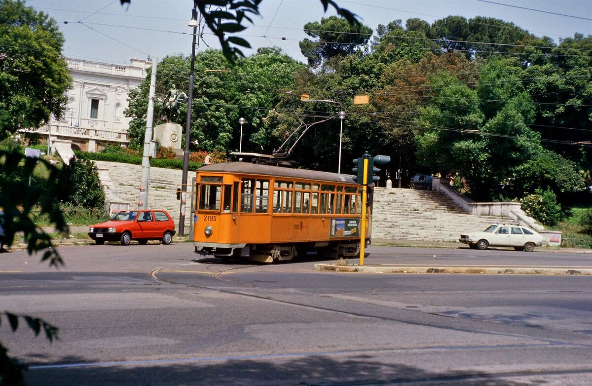 TW 2195 der Straßenbahn Rom wartet auf der Schleife vor der Nationalgalerie. Hier wendete die Linie 30.  
Datum: 13.06.1987
