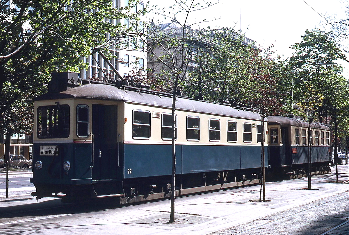 Tw 22 der Badner Lokalbahn im Frühjahr 1974 an der Abfahrtshaltestelle Wien Oper. Der Triebwagen wurde 1927 von der Grazer Waggonfabrik gebaut und 1990 ausgemustert.