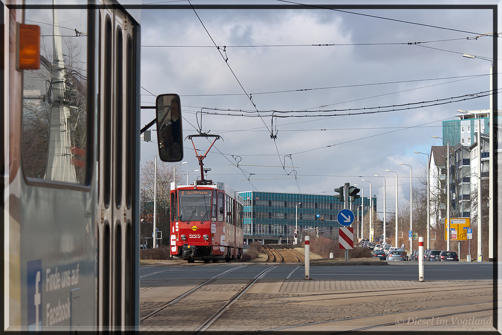 Tw 220 auf dem Weg zum Albertplatz hier steht er am der Ampel.Aufnache entstand am 12.04.2014