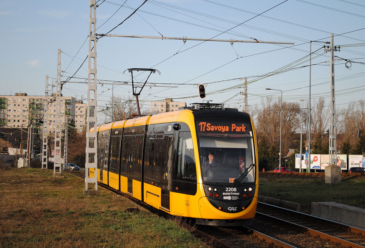 Tw. 2208 bei der Abzweigung der Linien 17 bzw. 41 und 47 kurz hinter der Haltestelle Budafok kocsiszin. ( 22.02.2016 ) 