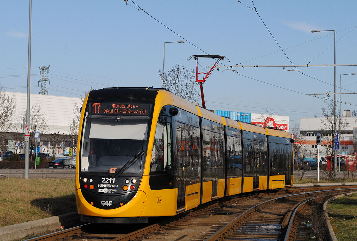 Tw. 2211 zwischen der Endstelle Savoya Park und der Haltestelle Budafok kocsiszin. ( 22.02.2016 ) 