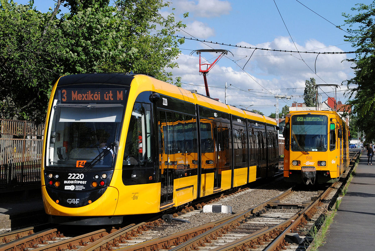 Tw. 2220 undTw. 1510 ( ex. Hannover 6089 ) kurz vor der Wendeanlage Mexikoi ut. ( 14.07.2016 ) 