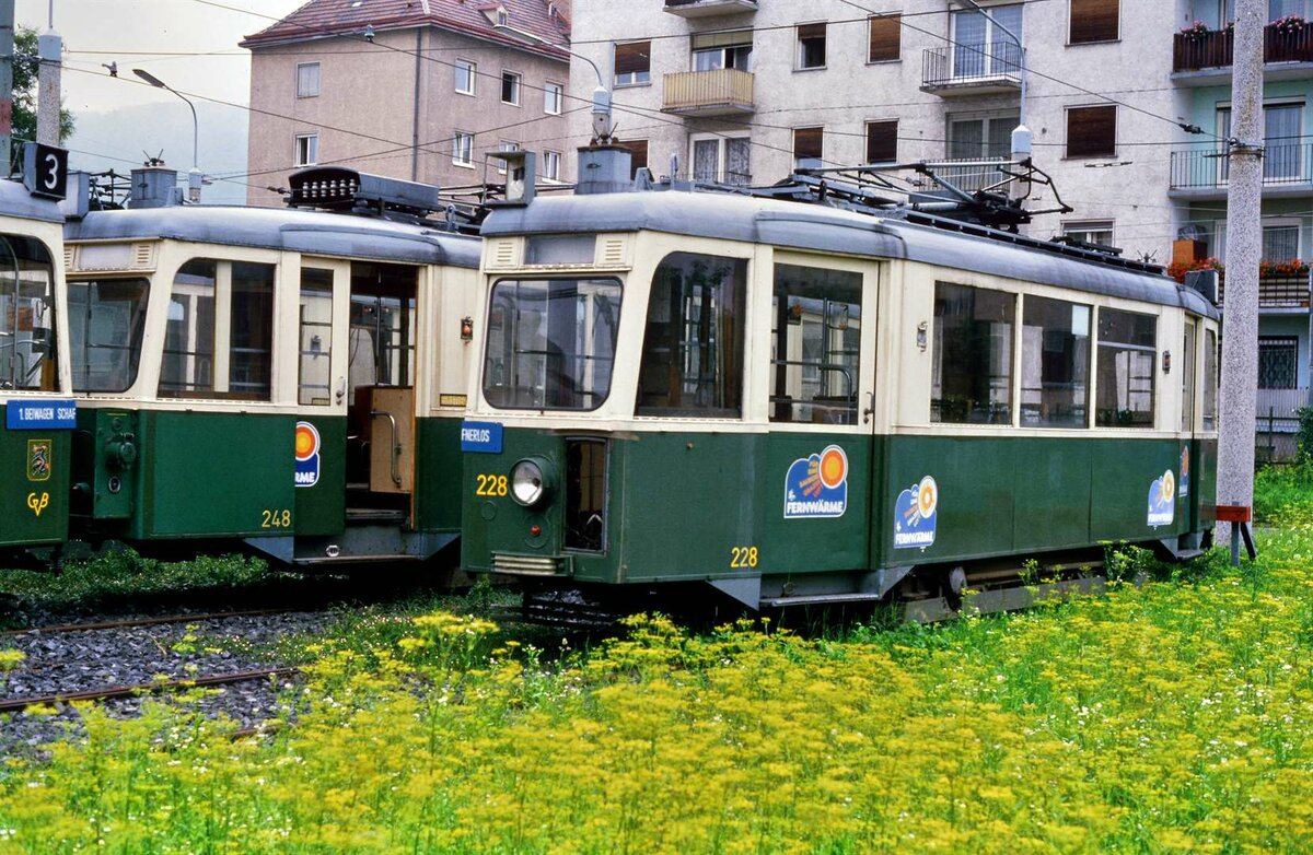 TW 228 und TW 248 aus der Reihe 200 SGP wurden bei der Grazer Straßenbahn nur noch für die Ersatzteillieferung benötigt, wie schade!
Datum: 15.07.1986 