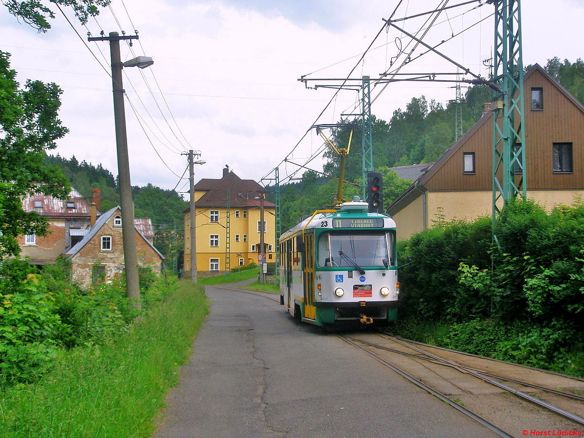 Tw 23 auf der Überlandlinie 11 von Jablonec nach Liberec am 15.06.2013 in Prosec. Früher existierten in beiden Städten meterspurige Straßenbahnnetze, die erst 1955 durch diese Überlandlinie verbunden wurden. 1959 wurde die Straßenbahn in Jablonec stillgelegt. Die Liberecer Straßenbahn wurde ab 1990 modernisiert und auf 1.435 mm umgespurt. Damit die Überlandstraßenbahn weiter verkehren kann, ist in der Innenstadt von Liberec ein Dreischienengleis verlegt.
