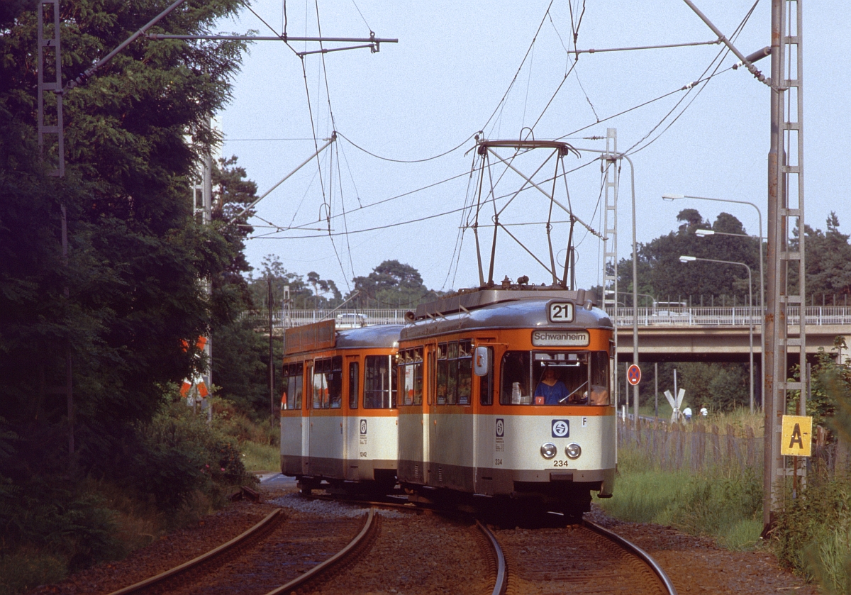 TW 234 im August 1993 auf der Rückfahrt von Frankfurt-Schwanheim. Wegen Gleisbauarbeiten war an der Kiesschneise eingleisiger Betrieb eingerichtet worden. Doppelscheinwerfer trugen die Wagen des Typs  L , die früher auf den Strecken nach Oberursel und Bad Homburg eingesetzt waren, bevor diese zur U-Bahn wurden. 