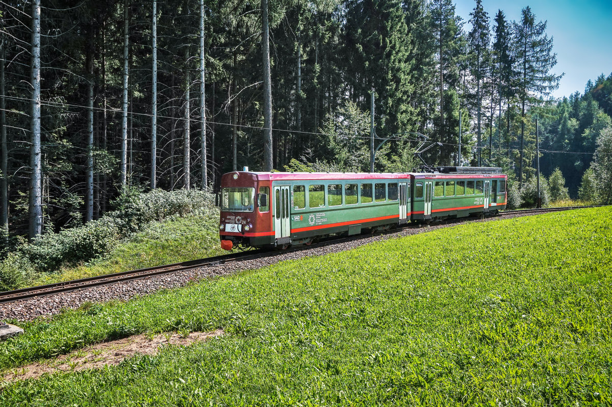 TW 24 fährt als Linie 160 (Soprabolzano/Oberbozen - Collalbo/Klobenstein) nahe dem Bahnhof Stella/Lichtenstern vorüber.
Aufgenommen am 25.8.2017.