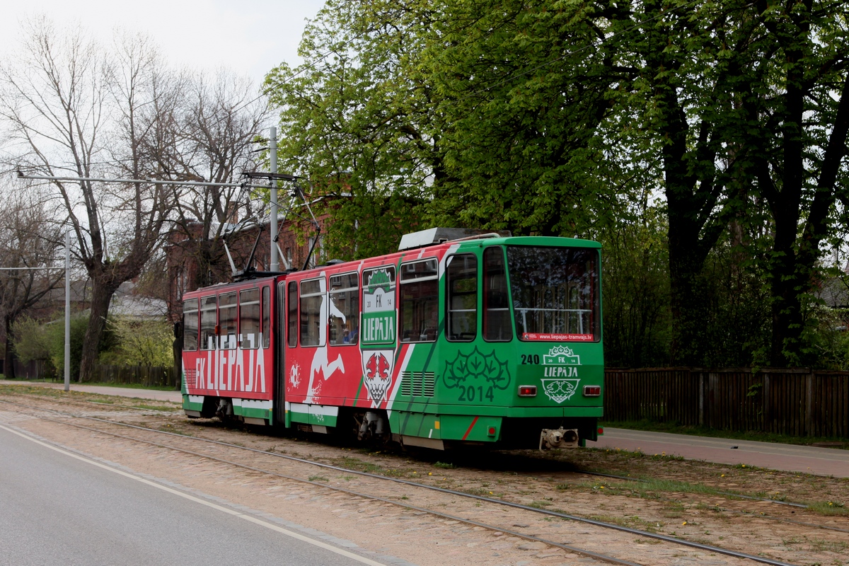 Tw 240, ein KT4D mit Baujahr 1981 (ex Erfurt 457), ist seit 2003 bei der Straßenbahn Liepãja im Einsatz und wurde am 15.05.2017, nach Abf. an der Hst. Stacija (Bf) aufgenommen.