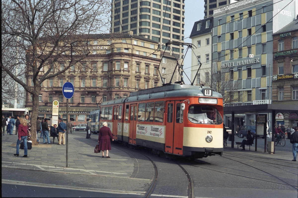 TW 242, ex Heidelberg im März 1994 am Mainzer Hauptbahnhof.
