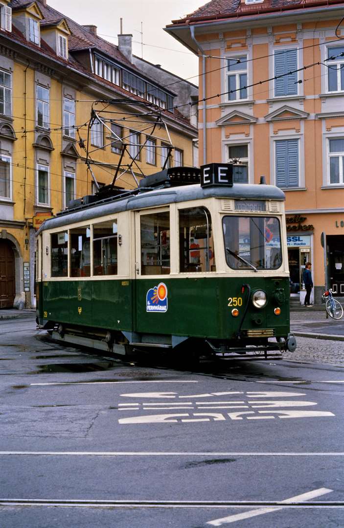 TW 250 der Grazer Straßenbahn aus der Reihe 200 SGP in seiner vollen Schönheit auf der Einschublinie E4.
Datum: 15.07.1986