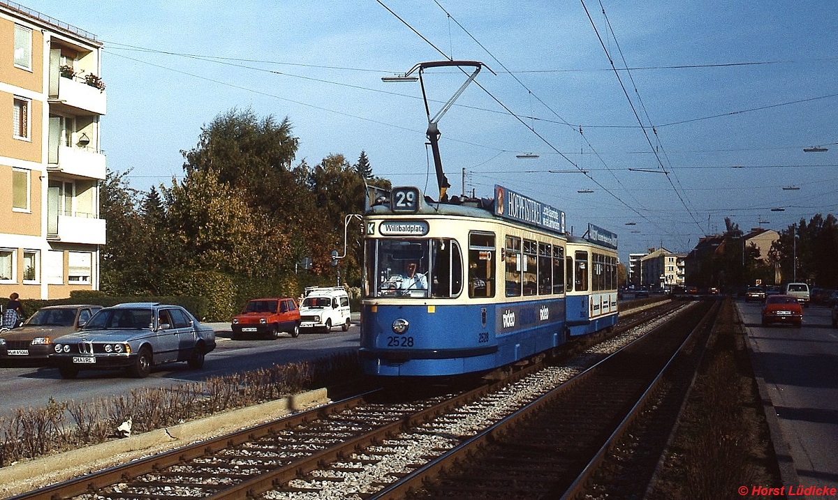 Tw 2528 ist im Oktober 1986 auf der Kreillerstrae unterwegs